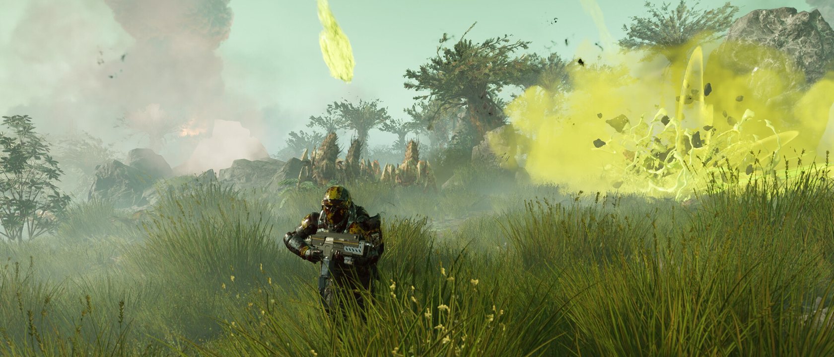 Helldivers 2: a squad advancing across a green alien field under fire